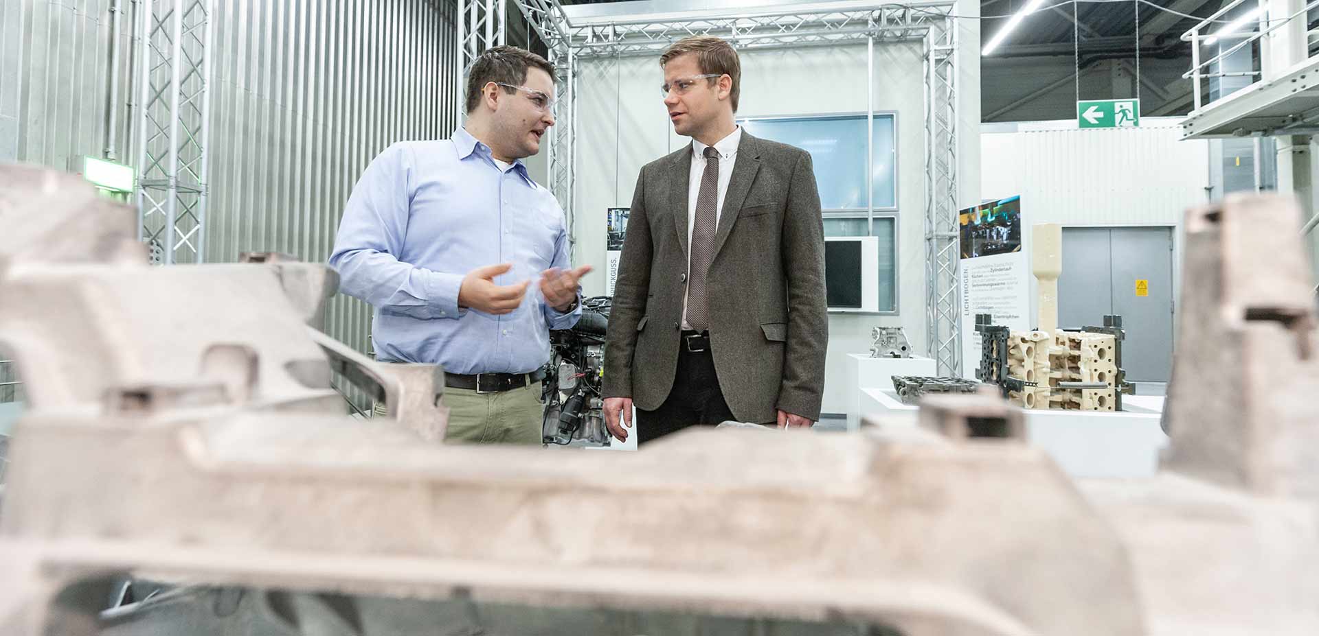 Bezirkstagspräsident Dr. Olaf Heinrich informierte sich im Werk Landshut über Zukunftstechnologien im Automobilbereich. (Foto: Harry Zdera/BMW)
