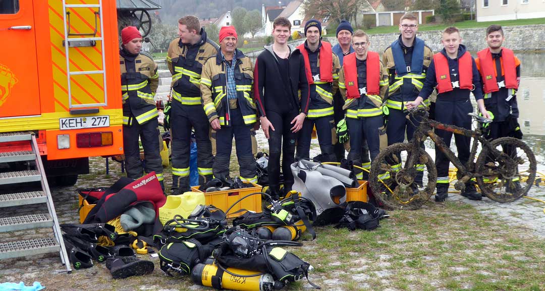 Im Jahr vor Corona fischte die Kelheimer Feuerwehrtauchgruppe am Alten Hafen ein mit Algen und Muscheln verziertes Fahrrad aus dem Wasser.  (Foto: Angela Steinberger)