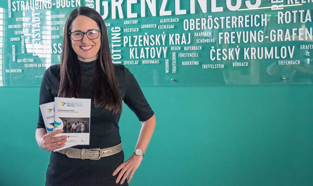 Jaroslava Pongratz, Netzwerkmanagerin Bayern-Böhmen, präsentiert die neue Broschüre.  (Foto: Lang / Bezirk Niederbayern)
