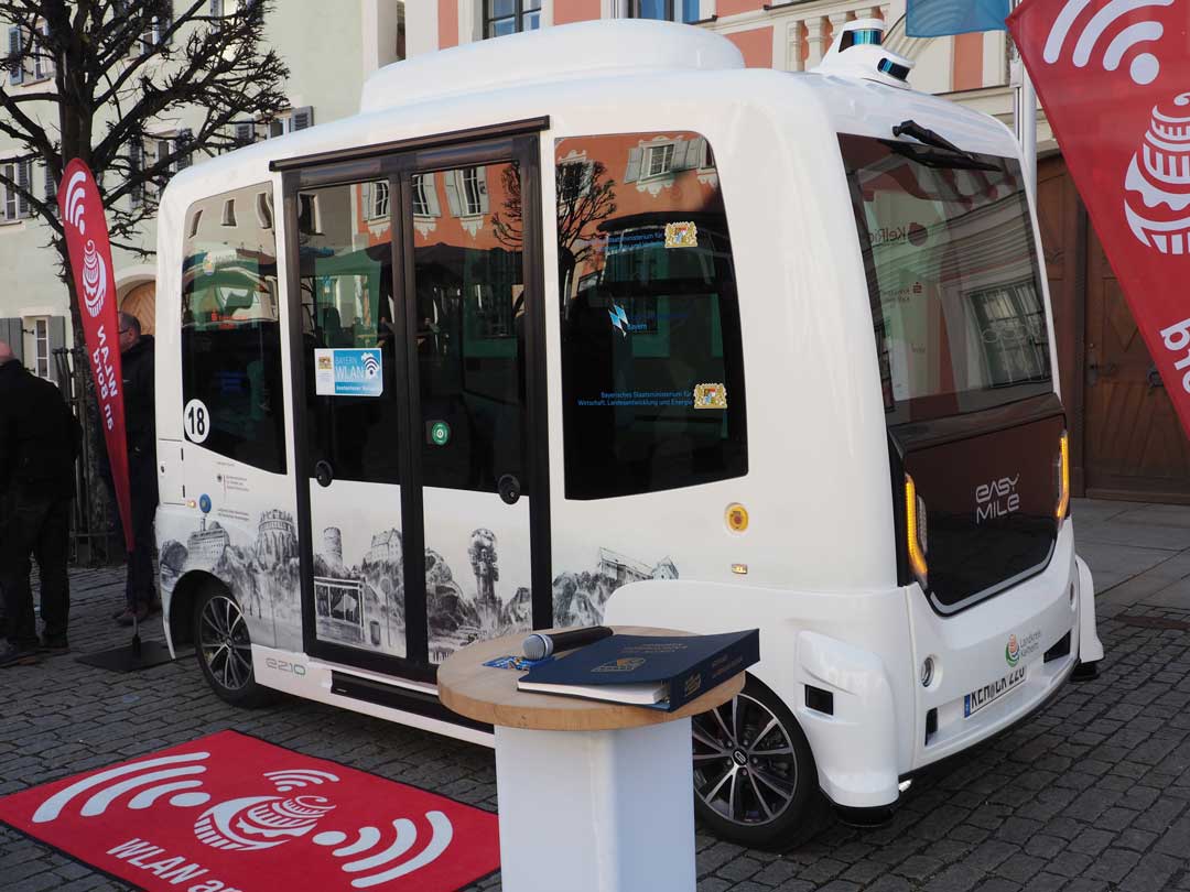 Der autonom fahrende Kleinbus in Kelheim ist zum 2000. WLan-Hotspot von BayernWLan geworden. (Foto: br-medienagentur)