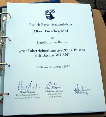 Mit Unterschriften wurde die Freischaltung des 2000. Hotspots von BayernWLan besiegelt (Foto: br-medienagentur)