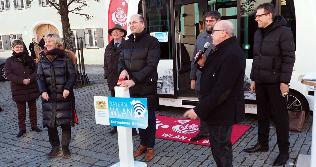 Finanz- und Heimatminister Füracker schaltete den neuen Hotspot von BayernWLAN im öffentlichen Nahverkehr mit einem symbolischen Druck auf den roten Button frei (Foto: br-medienagentur)
