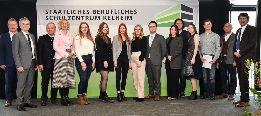 Die besten Azubis der Berufsschule Kelheim bei der Abschlussfeier im Februar 2023 (Foto: Georg Kluge)