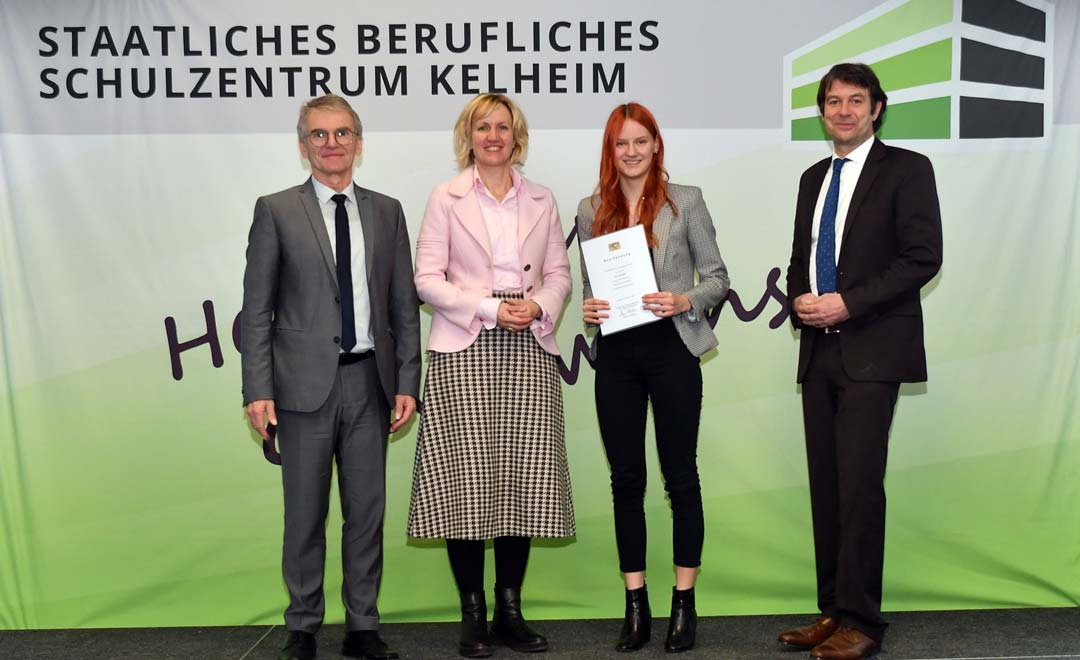 Schulleiter OStD Johann Huber (1.v.links), MdL Petra Högl (2.v.links) und StD Hubert Ramesberger (rechts) freuen sich zusammen mit Julia Bast über die Verleihung des Staatspreises (Foto: Georg Kluge)