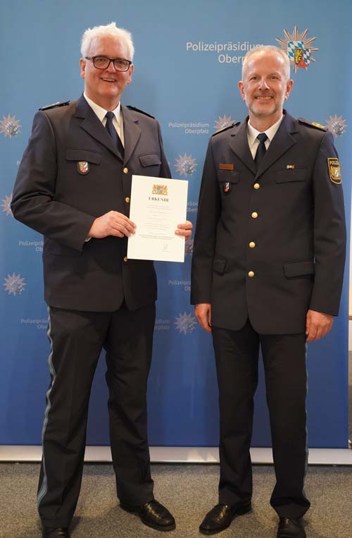 v.l.: Erster Polizeihauptkommissar Armin Kott, Polizeivizepräsident Thomas Schöniger (Foto: Polizeipräsidium Oberpfalz)