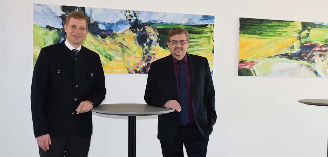 Bezirkstagspräsident Dr. Olaf Heinrich (l.) und ALE-Leiter Hans-Peter Schmucker.  (Foto: Lang / Bezirk Niederbayern)