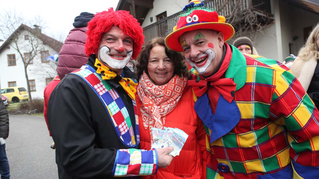 Ruth Müller, MdL, die Schirmherrin der „Mutmacher“ mit den beiden Schäffler-Clowns Martin Bichlmaier (links) und Georg Fuchs. (Foto: Thomas Gärtner)