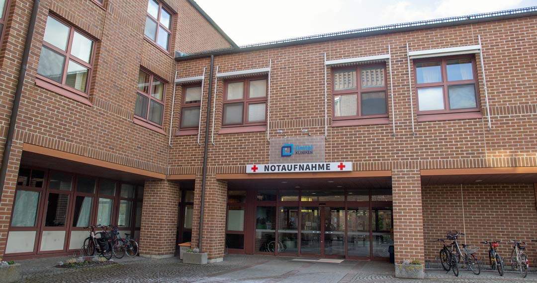 Ilmtalklinik Haupteingang im Sonnenschein (Foto: Harald Heckl)