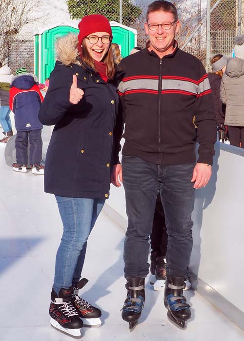 Mainburgs Erster Bürgermeister wagte sich mit seiner Tochter auf die neue Eisbahn (Foto: br-medienagentur)
