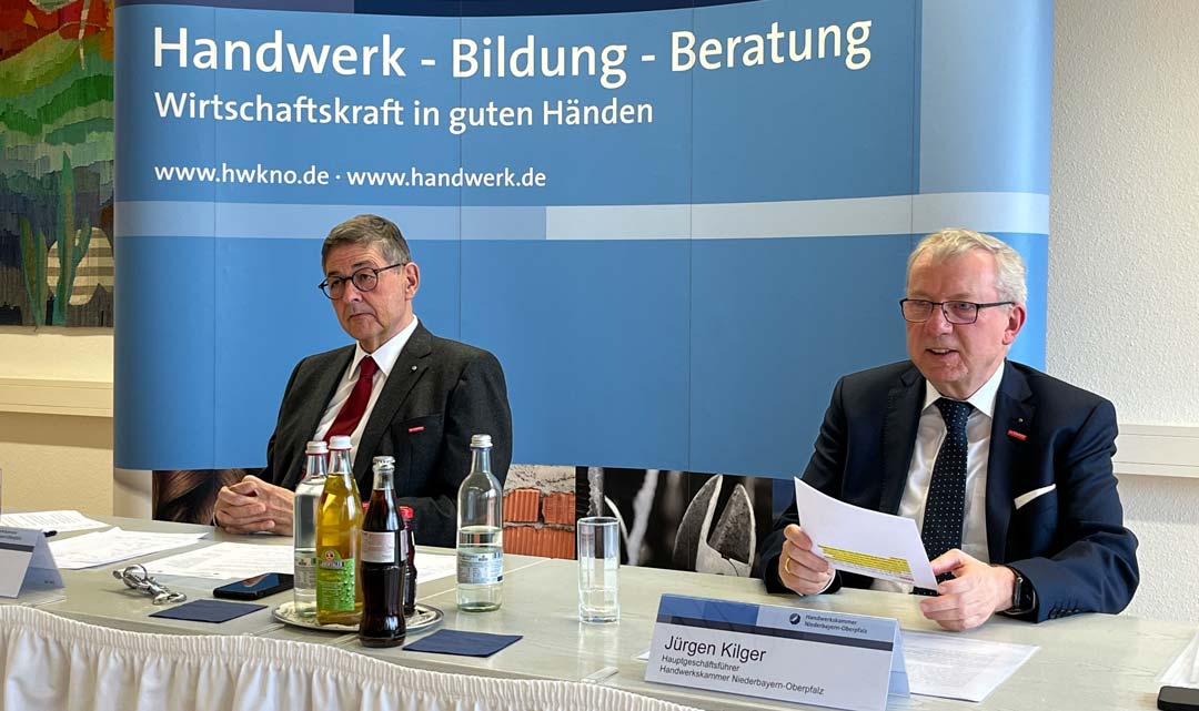 Machten auf der Konjunktur-Pressekonferenz ihrem Ärger über die Politik Luft: HWK-Präsident Dr. Georg Haber (li.) und HWK-Hauptgeschäftsführer Jürgen Kilger.  (Foto: HWK/Sigel)