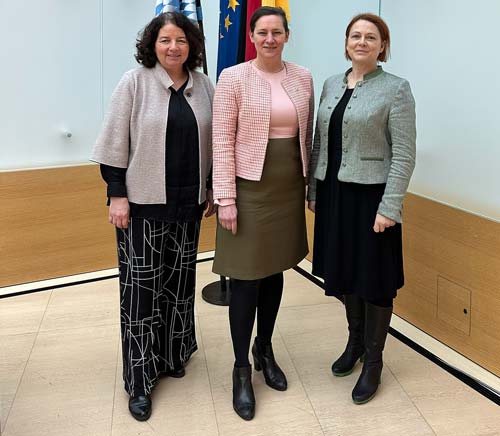 Ruth Müller, MdL (l.) und Mia Goller, MdL (r.) im Gespräch mit Marie Kapretz, der Vertreterin der Regierung von Katalonien.  (Foto: Büro Mia Goller)