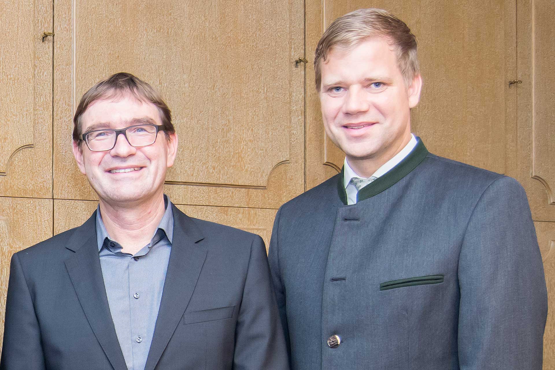 Der neue Museumsleiter Dr. Volker Herrmann (l.) mit Bezirkstagspräsident Dr. Olaf Heinrich (Foto: Manuela Lang / Bezirk Niederbayern)
