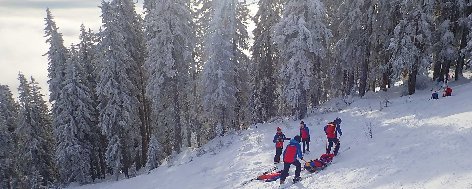 Die Anwärter bei der Winterprüfung mit dem Akia am Arber (Foto: BRK Schabmüller)