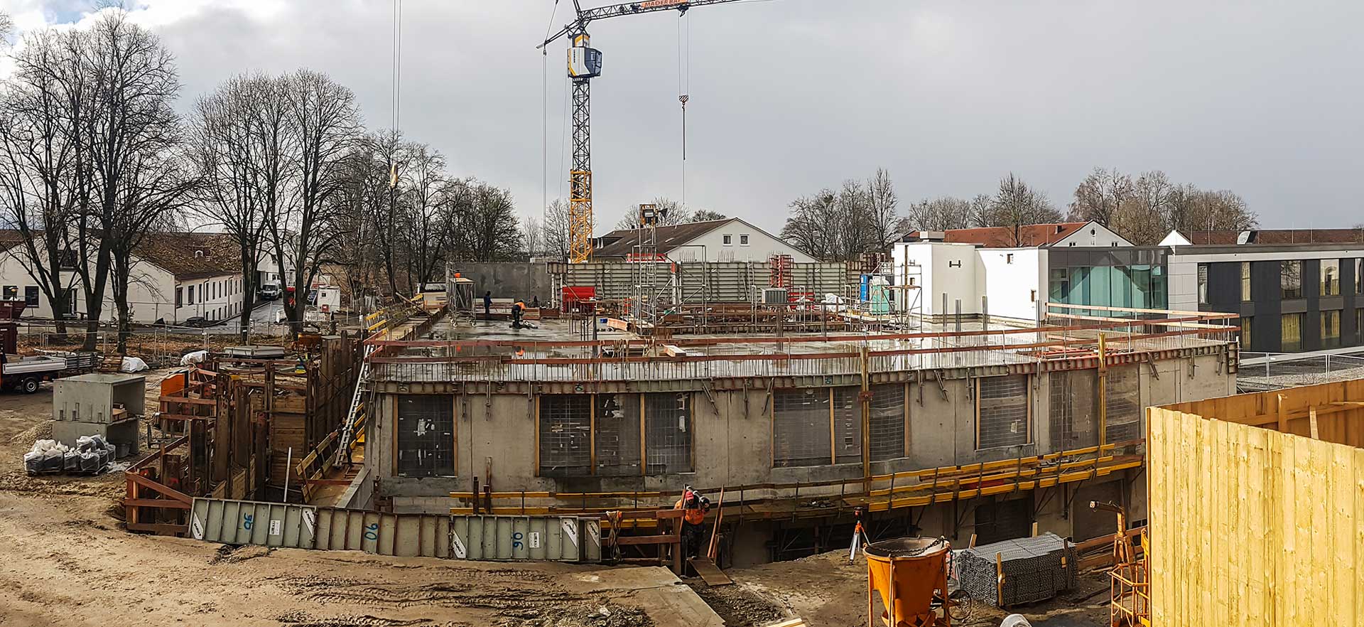 Der 2. Bauabschnitt im Rahmen der Neustrukturierung des Bezirksklinikums Mainkofen ist voll im Gange. (Foto: Bezirk Niederbayern/Kopf)