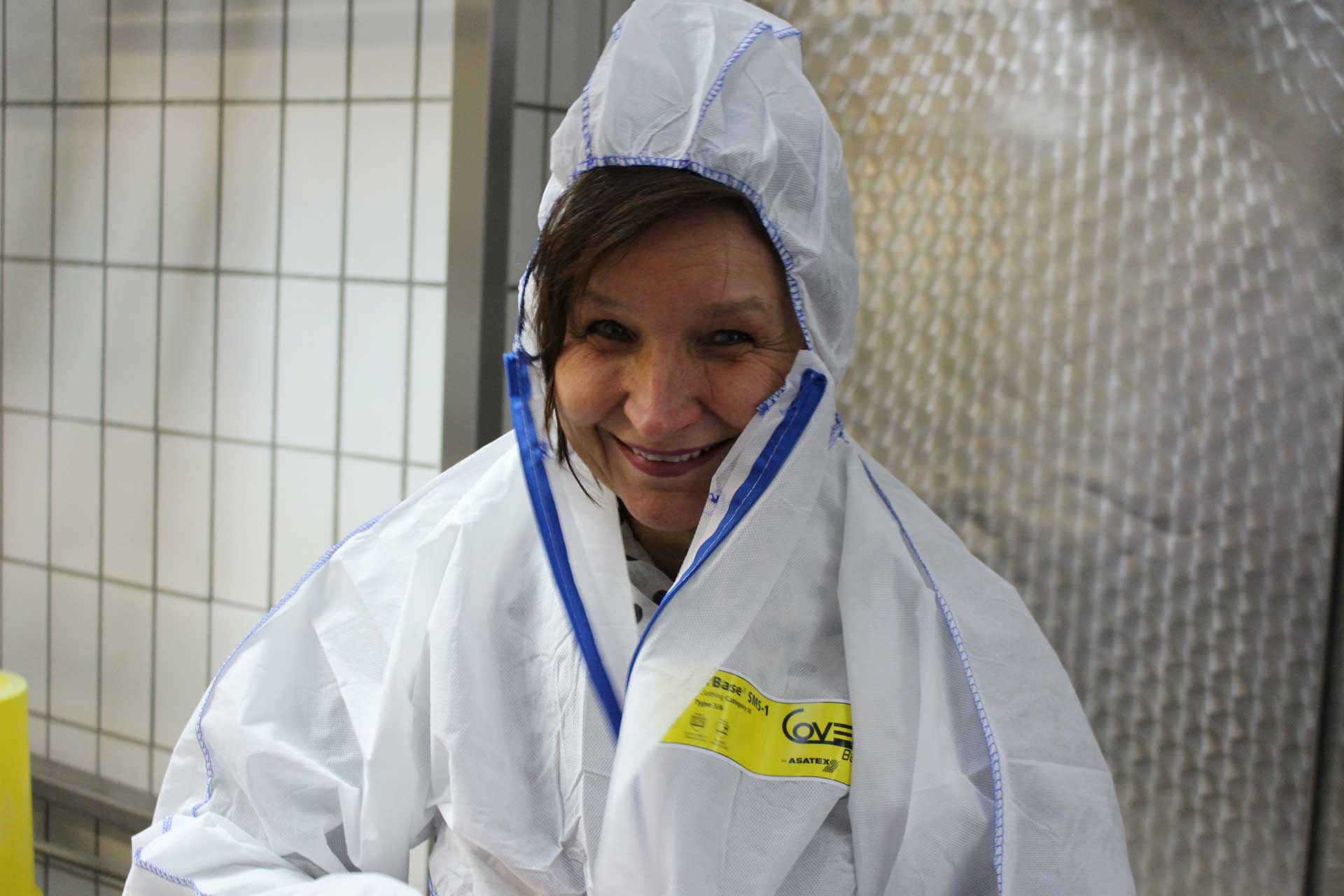 Auf Fachoberlehrerin Silvia Dechant bekam nur mit Schutzkleidung Zutritt in die Produktionsräume der Metzgerei Wagner (Foto: Ingo Knott/Stadt Abensberg)