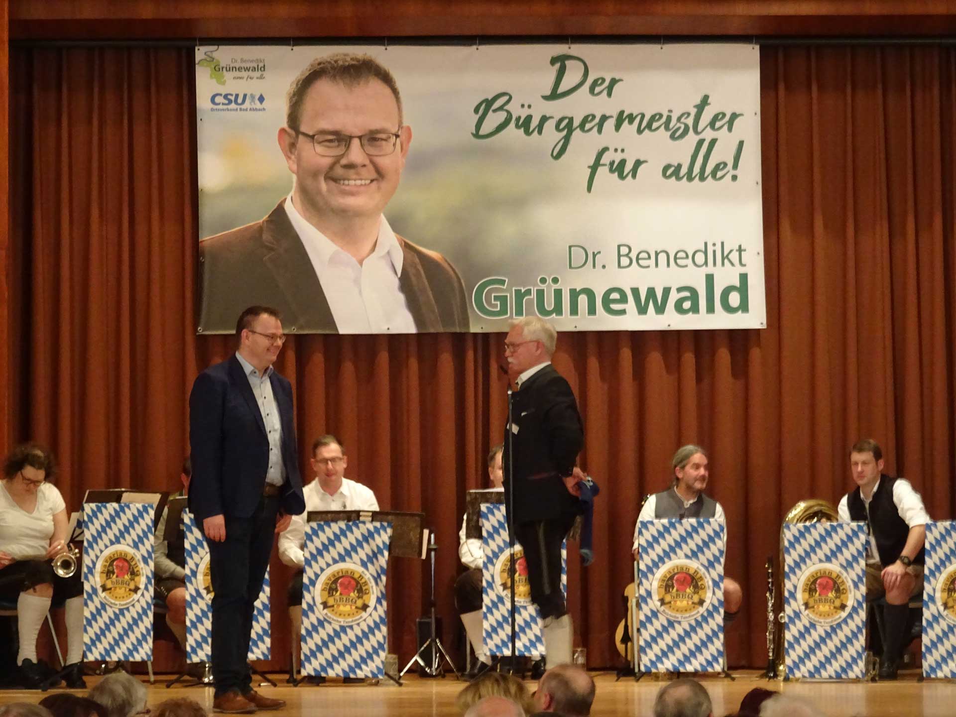 Da der Bürgermeisterkandidat der CSU Bad Abbach, Dr. Benedikt Grünewald, erneut Vater geworden war, überreichte ihm Reinhold Meny als Geschenk einen 