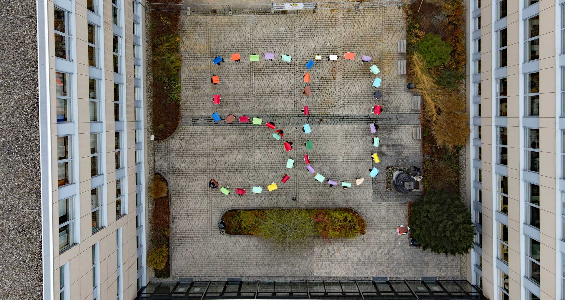 Die Schülerinnen und Schüler des BSZ Kelheim freuen sich über das 50-jährige Jubiläum der FOSBOS in Bayern (Foto: Daniel Holzwarth)