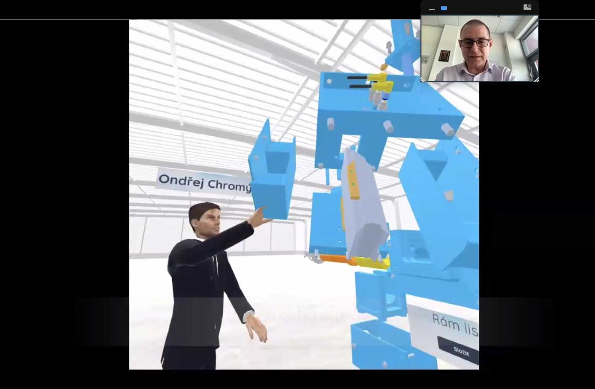 Leoš Kubíček zeigte den Teilnehmern Beispiele, wie virtuelle Realität in der Praxis genutzt werden kann. Hier etwa wird den Mitarbeitern die Funktionsweise und der Umgang mit einer neuen Maschine erklärt. (Foto: Lang/Bezirk Niederbayern)
