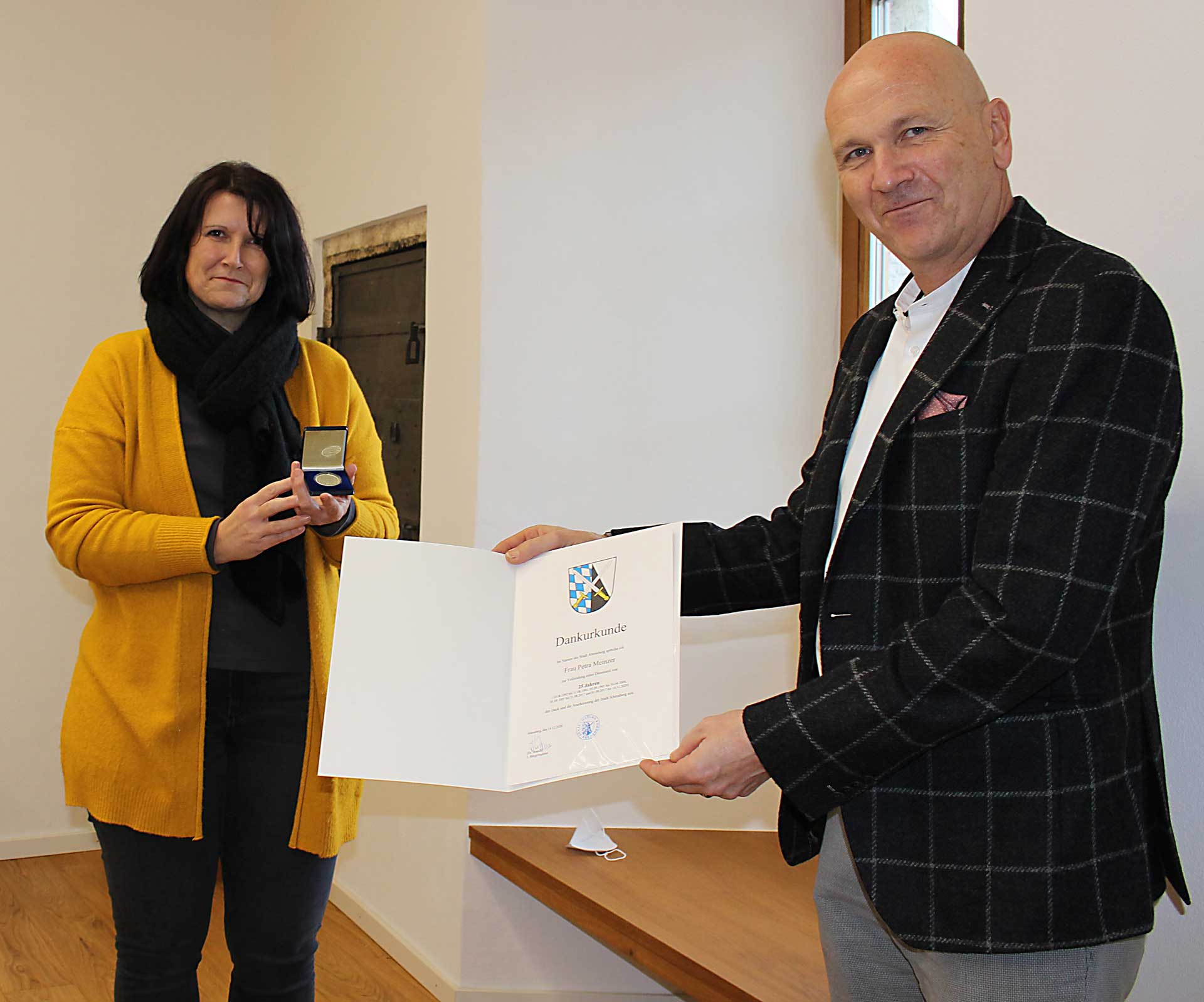 Petra Meinzer mit Abensbergs 1. Bürgermeister Dr. Uwe Brandl bei der Überreichung der Ehrenmedaille und der Ehrungsurkunde (Foto: Ingo Knott/Stadt Abensberg)