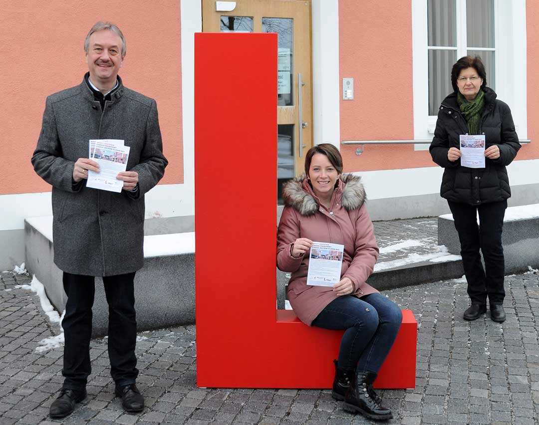 (v.l.:) Bürgermeister Herbert Blascheck, Marina Doblinger und Brigitte Kempny-Graf präsentieren die Aktionskarten (Foto: Anita Brunner/Markt Langquaid)