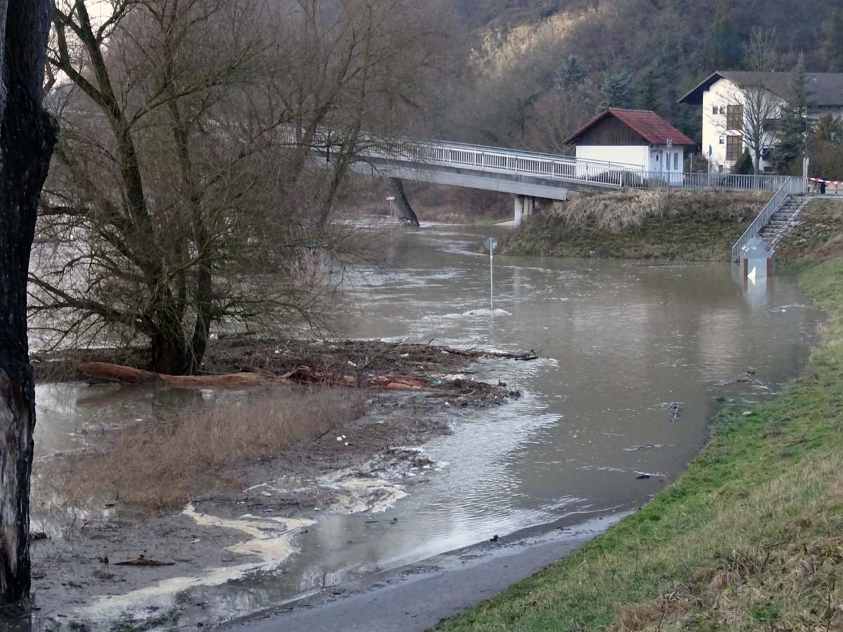 Bei der Fußgängerbrücke Richtung Oberndorf ist der Parkplatz wieder einmal überschwemmt. (Foto: Andreas Schambeck)