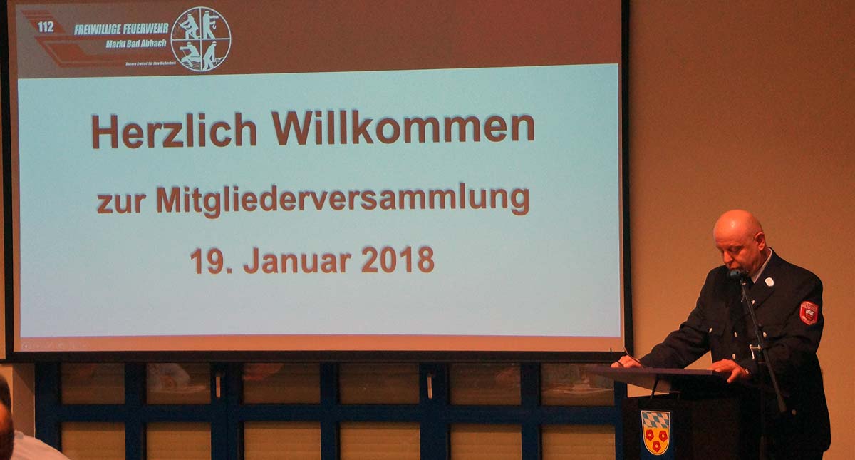 Der 1. Vorsitzende der Freiwilligen Feuerwehr Bad Abbach, Harald Schreiber, bei seinem Bericht zum vergangenen Jahr (Foto: Andreas Schambeck)