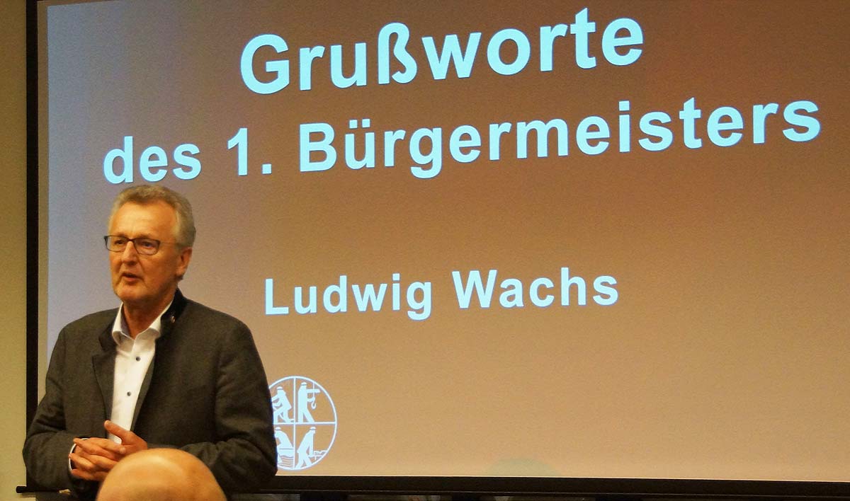 Erster Bürgermeister Ludwig Wachs bei seine Ansprache zur Freiwilligen Feuerwehr Bad Abbach (Foto: Andreas Schambeck)