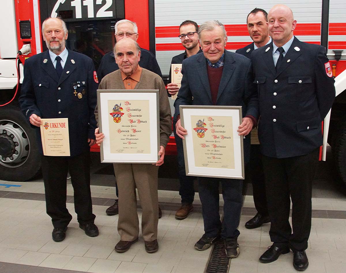 Nicht alle der für ihre langjährige Mitgliedschaft bei der Freiwilligen Feuerwehr Bad Abbach geehrten wollten aufs Bild (Foto: Andreas Schambeck)