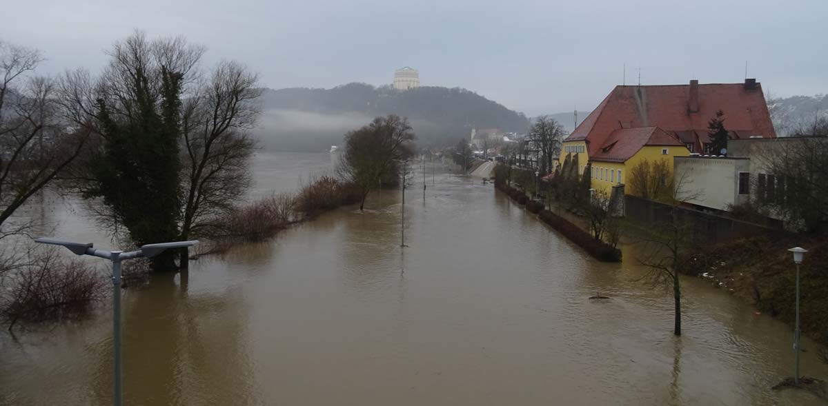 Der Parkplatz bei der Schiffsanlegestelle und dem ehemaligen Landratsamt ist überflutet (Foto: Andreas Schambeck)
