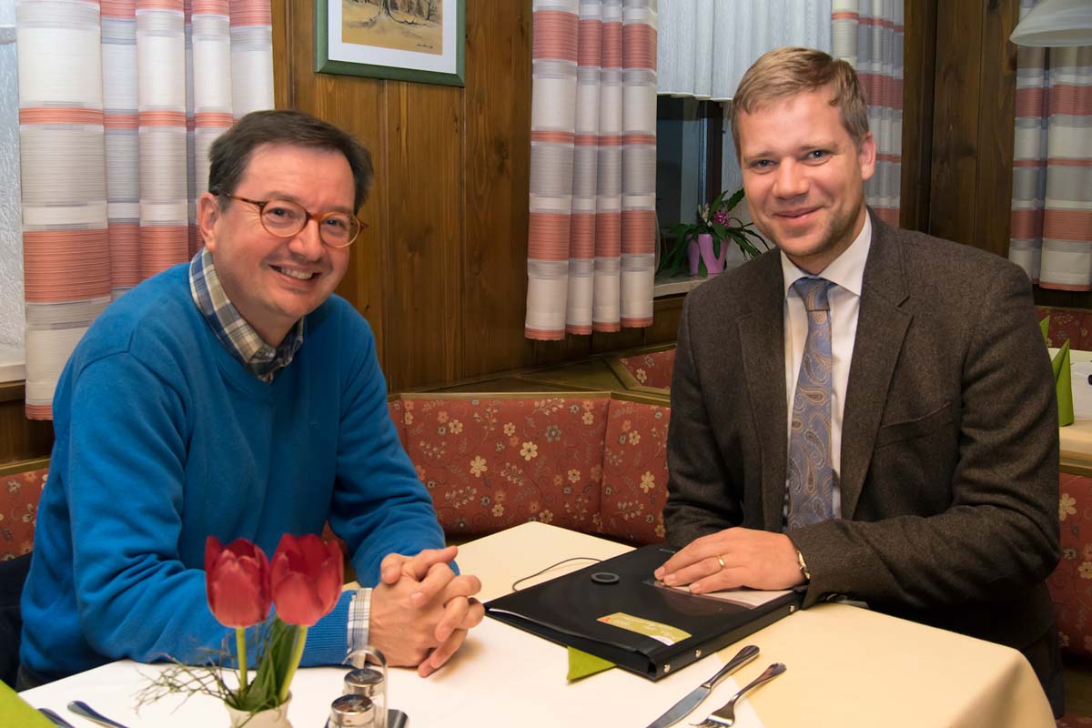 Bezirkstagspräsident Dr. Olaf Heinrich (rechts) mit dem Organisator des Projekts, Stefan Urlbauer (Foto: Bezirk Niederbayern)