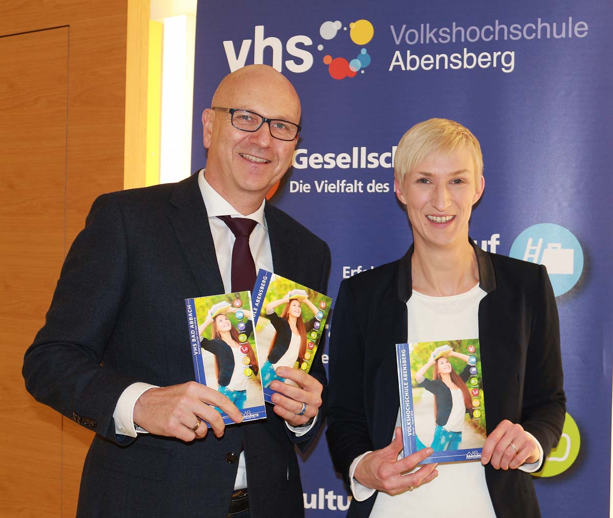 Bürgermeister Dr. Uwe Brandl und Katrin Koller-Ferch stellen das neue VHS-Kursprogramm der VHS-Abensberg vor (Foto: Ingo Knott/Stadt Abensberg)