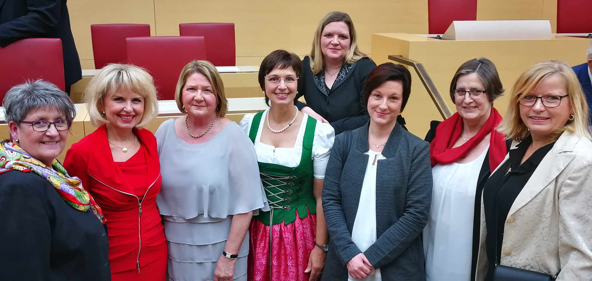 Eine Reihe von prominenten Frauen mit Eva Gottstein MdL (3.v.l.), Ulrike Müller MEP (Mitte), Kerstin Haimerl-Kunze (im Landesvorstand FW-Die Frauen), Gabi Schmidt MdL (rechts) (Foto: Christian Nerb)