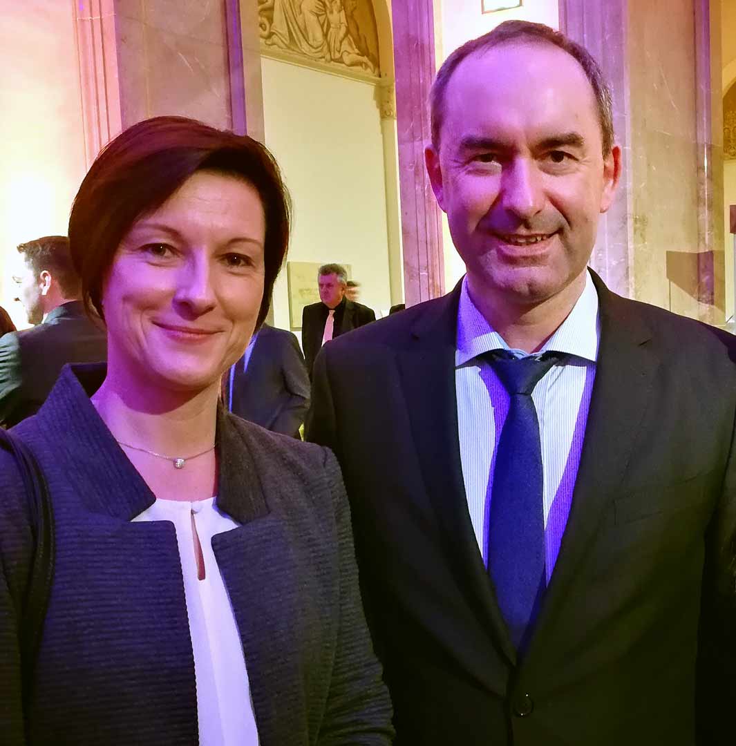 (links) Kerstin Haimerl-Kunze (im Landesvorstand FW- Die Frauen), (rechts) Hubert Aiwanger (Mdl Wirtschaft, stellv. Ministerpräsident) (Foto: Christian Nerb)