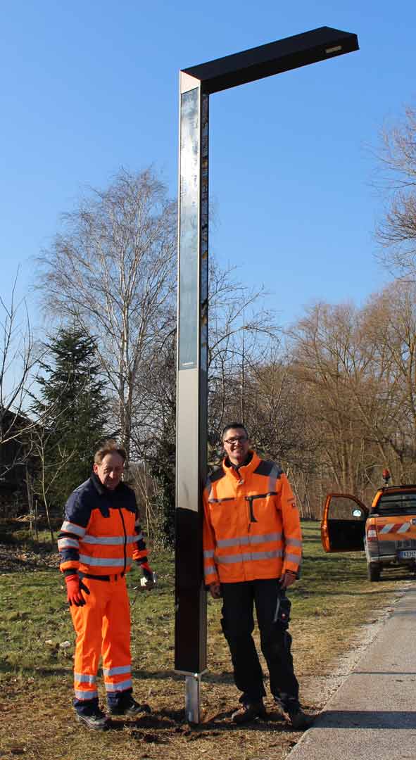 Die PV-LEDON-Straßenlampe mit Paul Schretzlmeier (links) und Sebastian Hömer (rechts) (Foto: Ingo Knott/Stadt Abensberg)