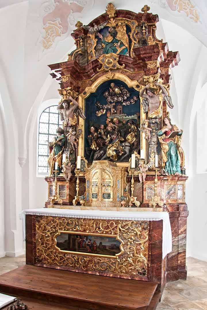 Der Altar der Kirche in Deutenkofen (Bezirkstagspräsident Dr. Olaf Heinrich bei einem Besuch des kleinen Gotteshauses in Deutenkofen. (Foto: Bezirk Niederbayern/Bäter)