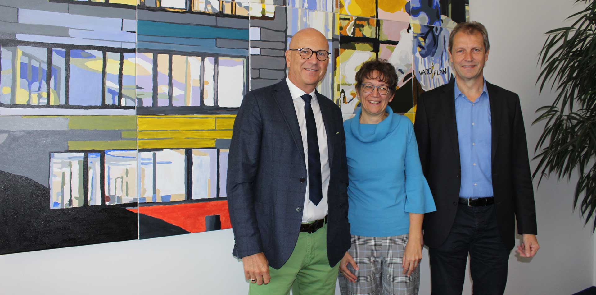 Bürgermeister Dr. Uwe Brandl bei Claudia und Reinhard Zott VAROPLAN (Foto: Ingo Knott/Stadt Abensberg)