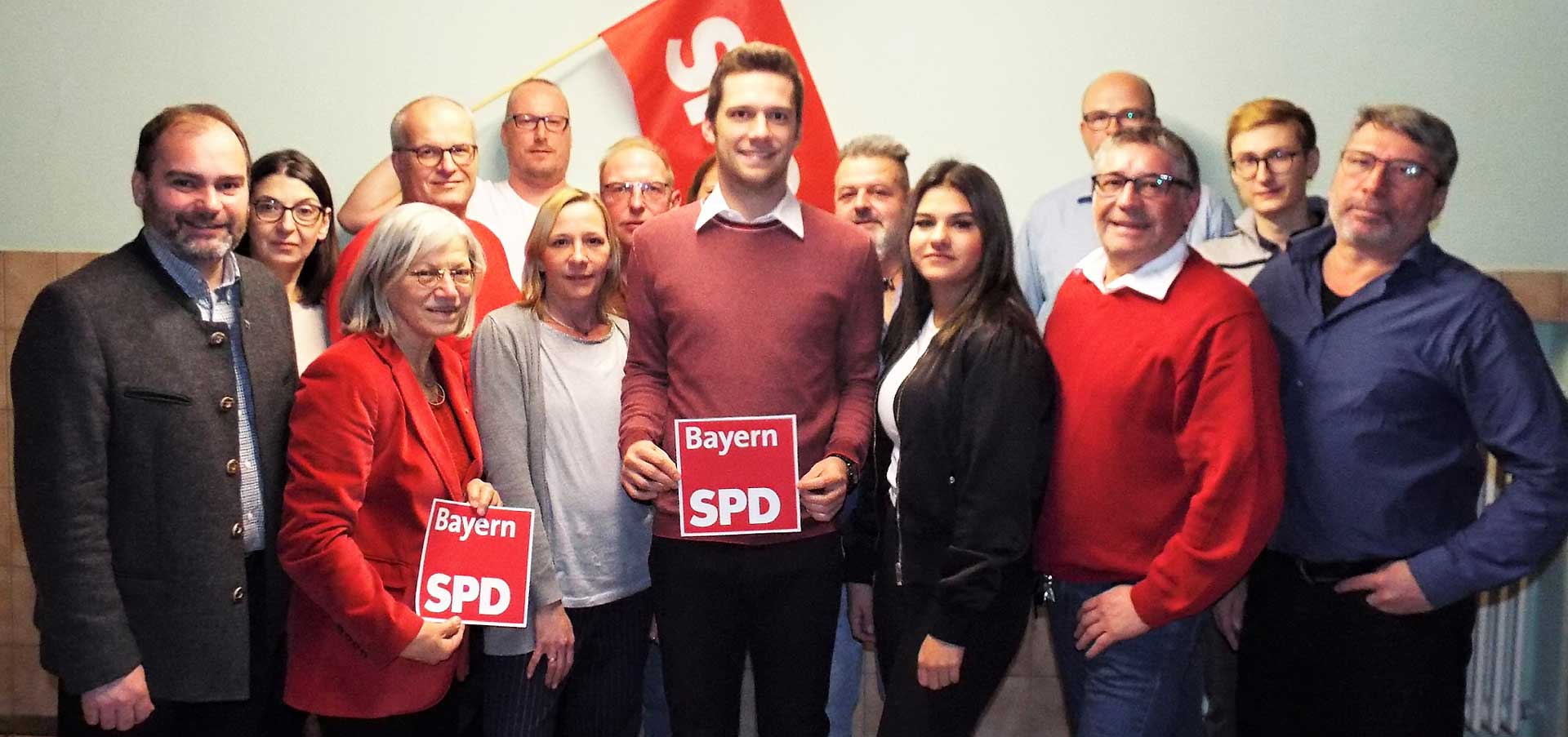 Die Teugner SPD-Gemeinderatskandidaten zur Kommunalwahl 2020 mit SPD-Landratskandidat Stephan Schweiger (1. vl. vorne), SPD-Unterbezirksvorsitzender Johanna Werner-Muggendorfer (2. v.l. vorne) sowie den frischgekürten Bürgermeisterkandidaten Daniel Listl (4. v.l. vorne) (Foto: Jehl/Böhme)