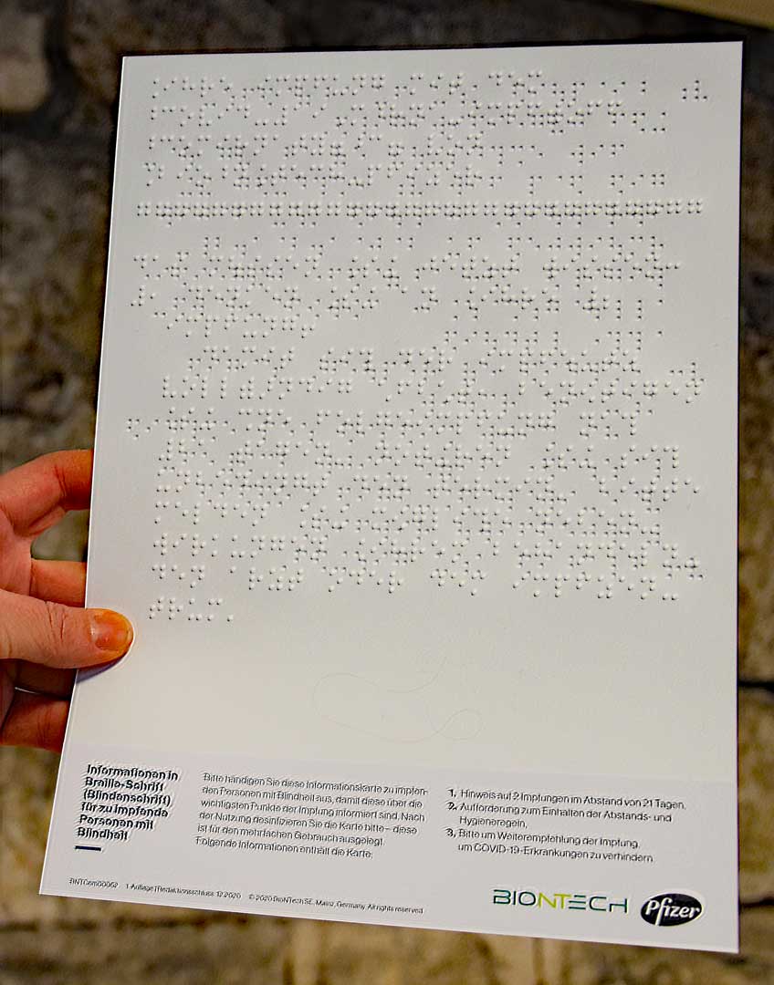 Informationen in Blindenschrift (Foto: Lukas Sendtner/Landratsamt Kelheim)