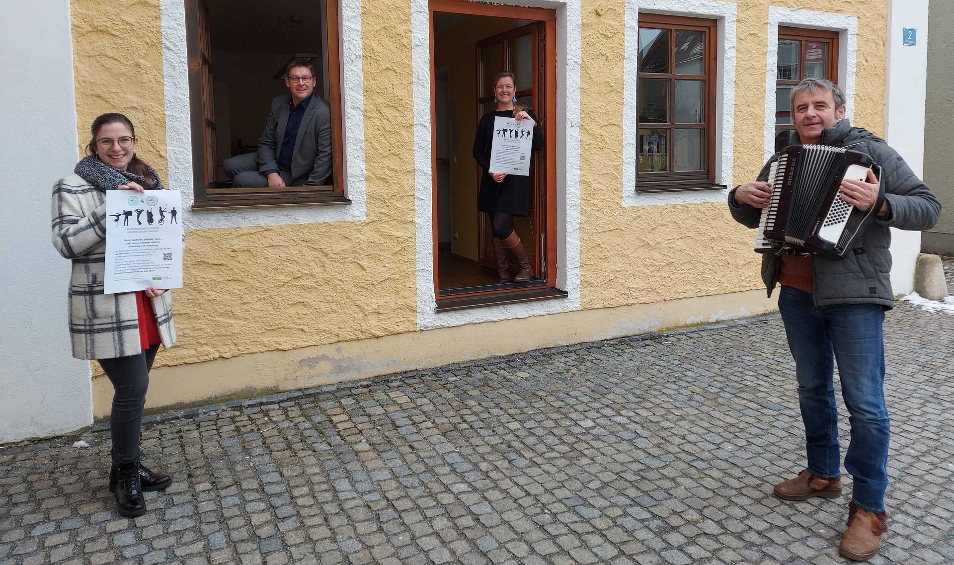 Ritsch Ermeier (rechts) spielt schon mal ein „Kultur vor dem Fenster“-Standerl für Bürgermeister Helmut Fichtner (2. v. l.) und die beiden Kulturreferentinnen Maureen Sperling (3. v. l.) und Katharina Schweigard (links). (Foto: Stadt Mainburg)