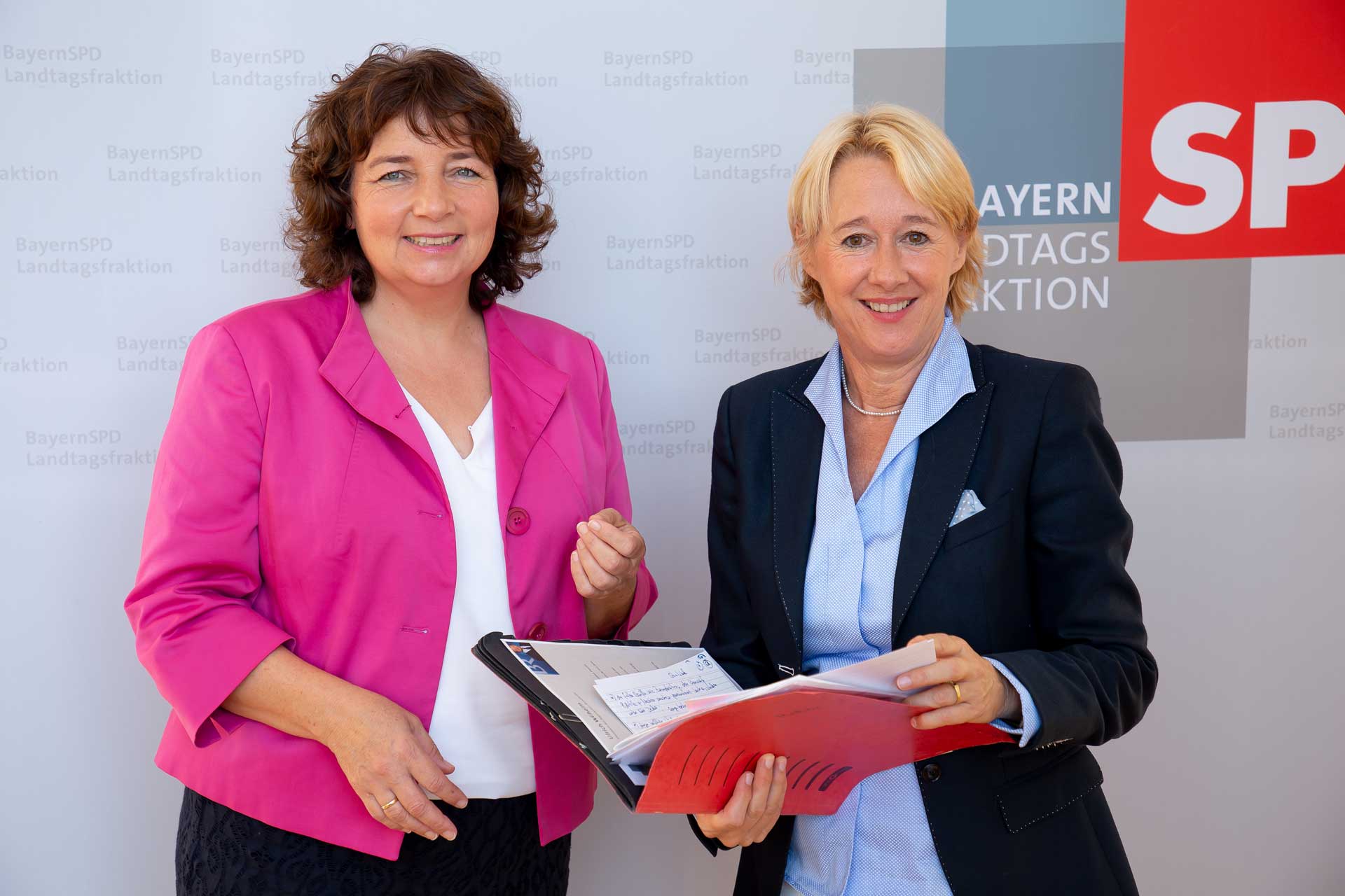 Die SPD-Landtagsabgeordneten Ruth Müller und Martina Fehlner sorgen sich um die Landwirtschaft und die Imkerei (Foto: SPD-Niederbayern)