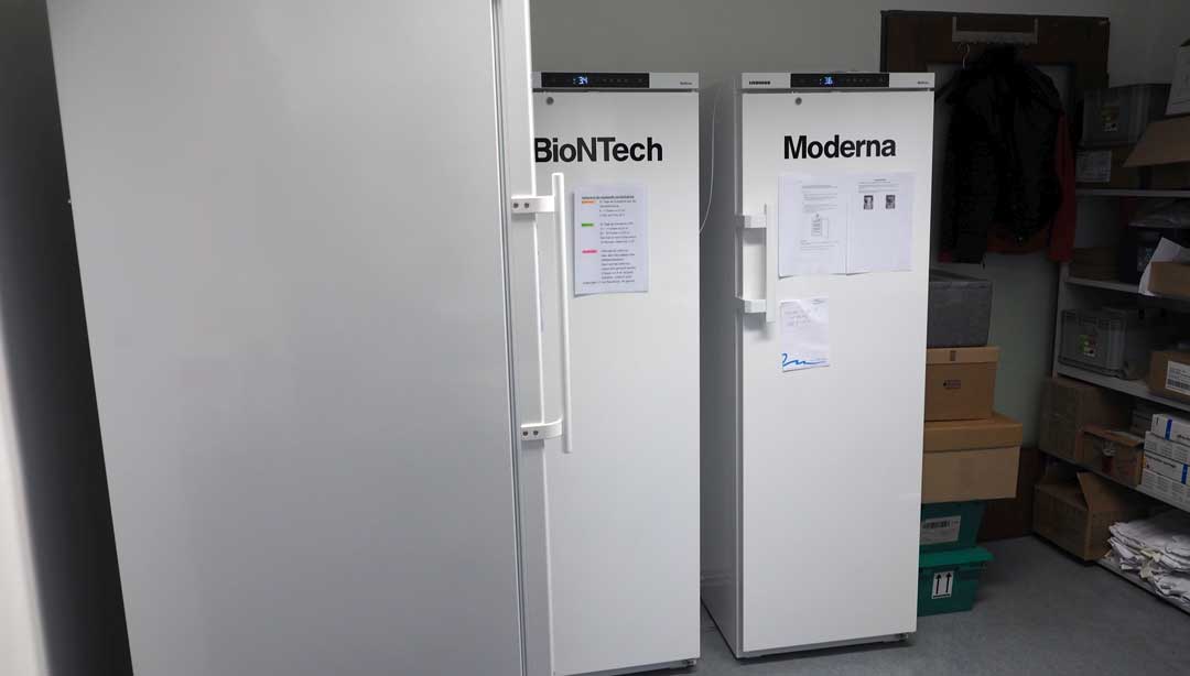 Die Kühlschränke mit den Impfstoffen sind in extra gesicherten Räumen (Foto: br-medienagentur)