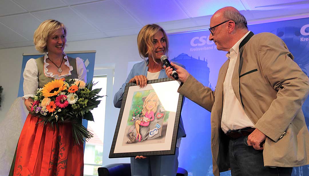 Von CSU Kreischef Martin Neumeyer und Landtagsabgeordneter Petra Högl gabs für Dagmar Wöhrl Mitte eals Gastgeschenk eine gelungene Karikatur (Foto: Stefan Scheuerer)