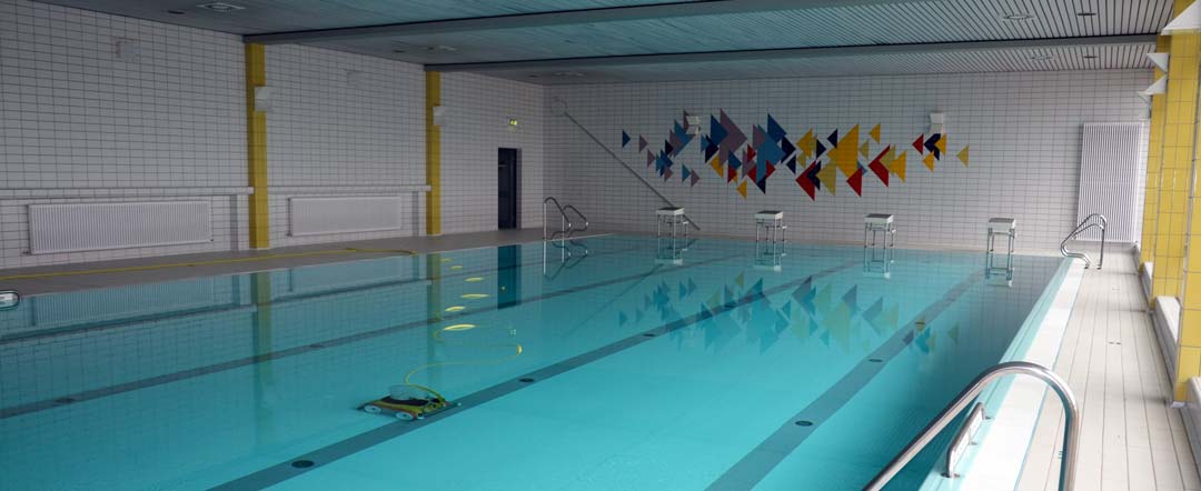 Die Lehrschwimmhallen des Landkreises werden wieder in Betrieb gehen. Das Archivfoto zeigt die Lehrschwimmhalle in Abensberg. (Foto: Lukas Sendtner/Landratsamt Kelheim)