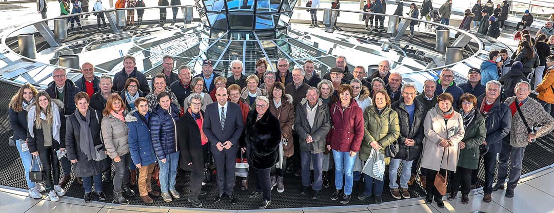 Die Besuchergruppe freute sich sehr über den persönlichen Austausch mit ihrem direkt gewählten Wahlkreisabgeordneten Florian Oßner (CSU) und genoss im Anschluss einen Blick über die Dächer Berlins vom Reichstagsgebäude aus. (Foto: BPA / StadtLandMensch-Fotografie)