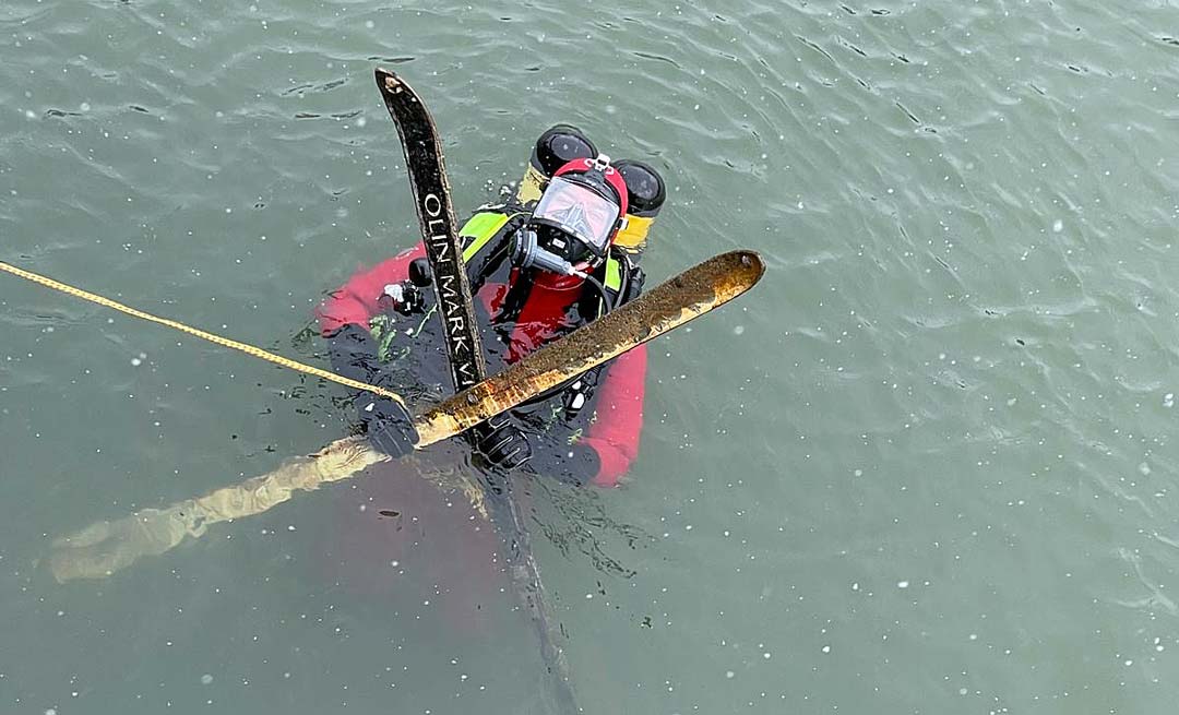Taucher der Freiwilligen Feuerwehr Kelheim-Stadt haben im vergangenen Jahr Skier aus dem Kanal gefischt. (Foto: Jannik Lang)