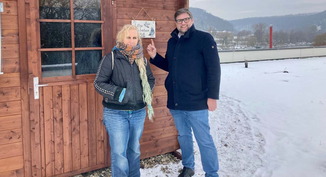 Fay und Bürgermeister Christian Schweiger vor „Lillys Taubenhaus“. (Foto: Yvonne Kandziora)