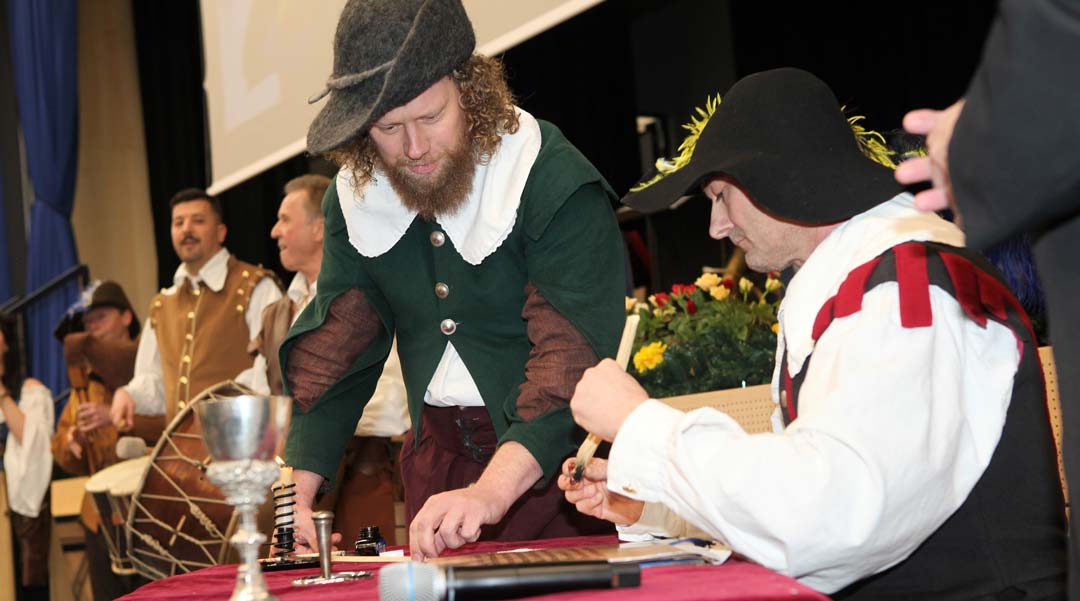 Die Theaterfreunde Neufahrn inszenierten, wie sich damals die Unterzeichnung der Urkunde zugetragen haben könnte. (Foto: Thomas Gärtner/Gemeinde Neufahrn i. Ndb.)