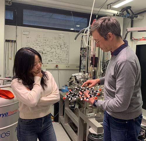 Shinjae Nam und Dr. Alfred Weymouth diskutieren die Ergebnisse vor dem Tieftemperaturmikroskop, an dem die Daten gesammelt wurden. (Foto: © A. J. Weymouth)