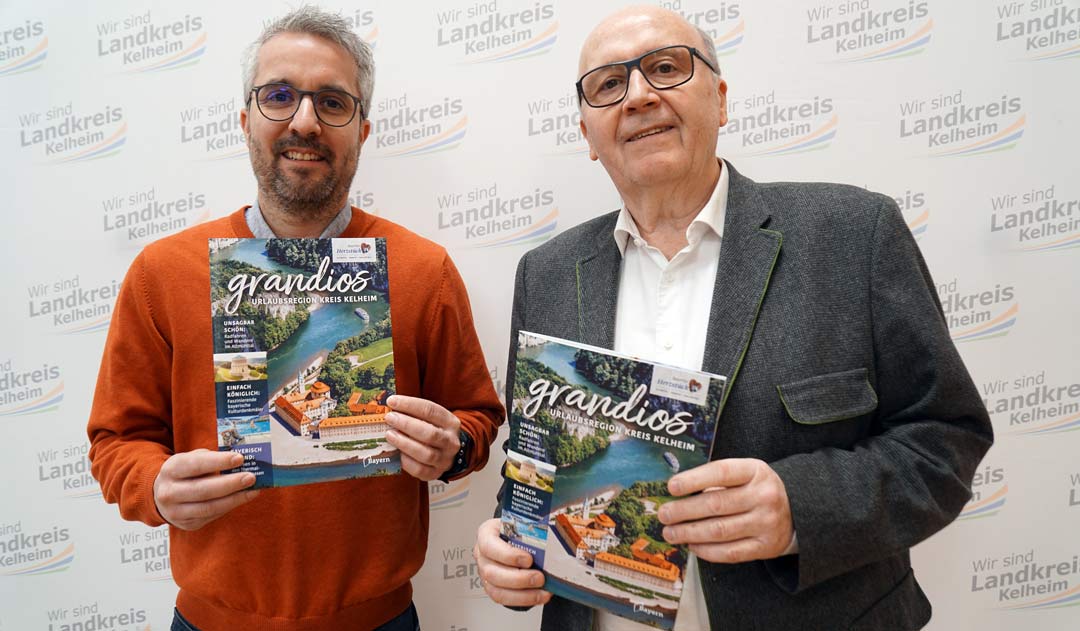 Geschäftsführer Florian Best und Landrat Martin Neumeyer präsentieren das Magazin (Foto: Tourismusverband im Landkreis Kelheim e.V.)