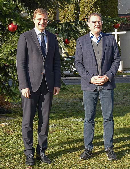 Bezirkstagspräsident Dr. Olaf Heinrich (links) und Krankenhausdirektor Uwe Böttcher.   (Foto: Lang, Bezirk Niederbayern)
